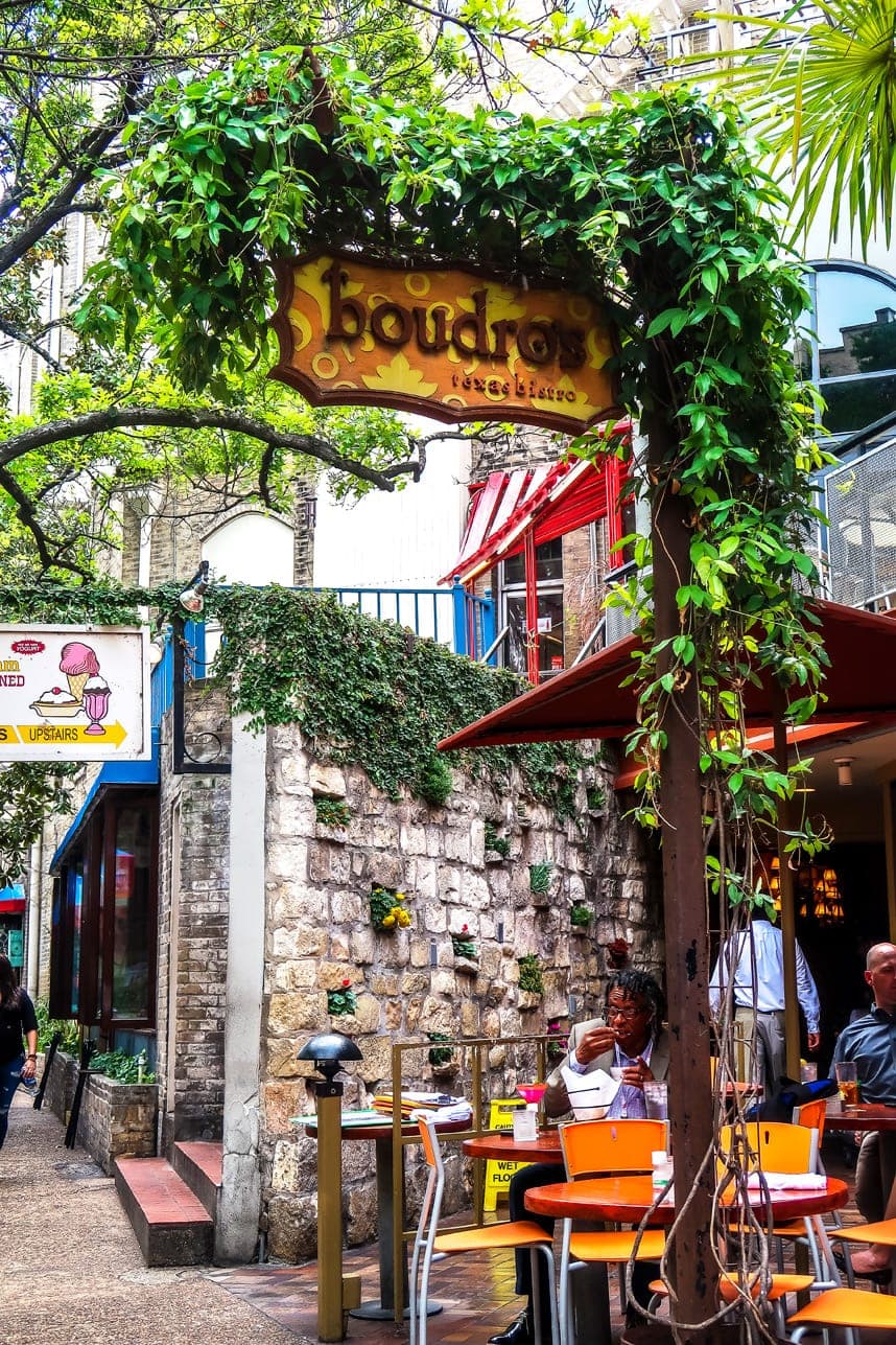 Boudro's on the San Antonio Riverwalk- love this quick and easy guide to the San Antonio Riverwalk - great pics too!