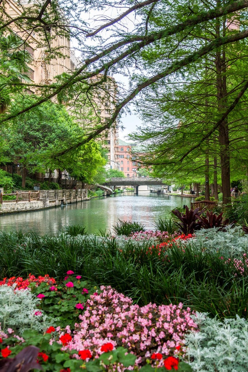 San Antonio Riverwalk - love this quick and easy guide to the San Antonio Riverwalk - great pics too!