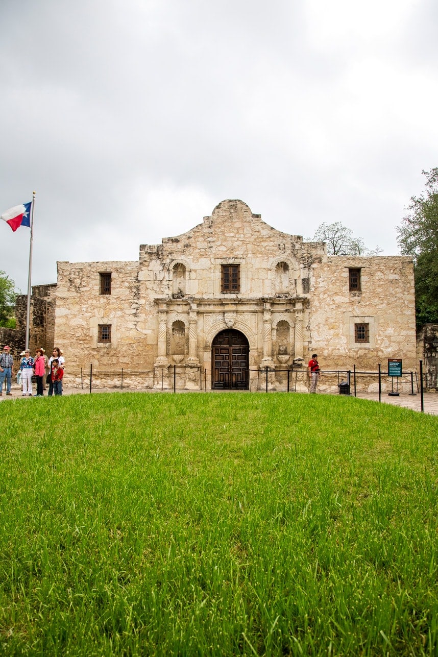 san antonio activities - love this quick and easy guide to the San Antonio Riverwalk - great pics too!