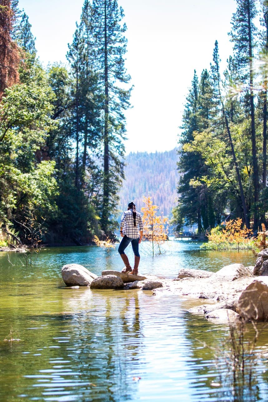 summer-lake-hiking-outfit